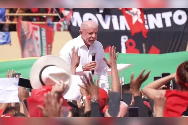 Lula realiza primeiro ato de campanha após sessão de radioterapia
