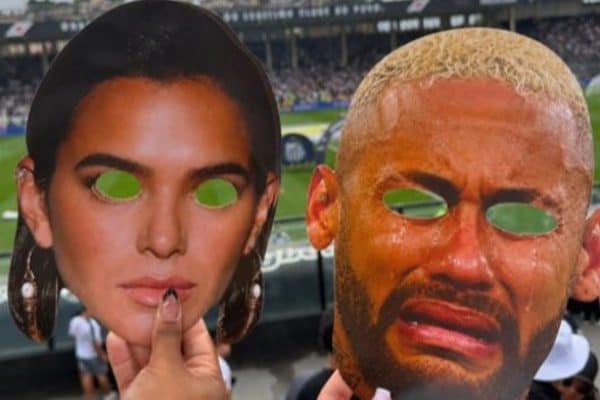 Torcedores do Vasco provocam Neymar com máscaras antes de jogo contra Santos