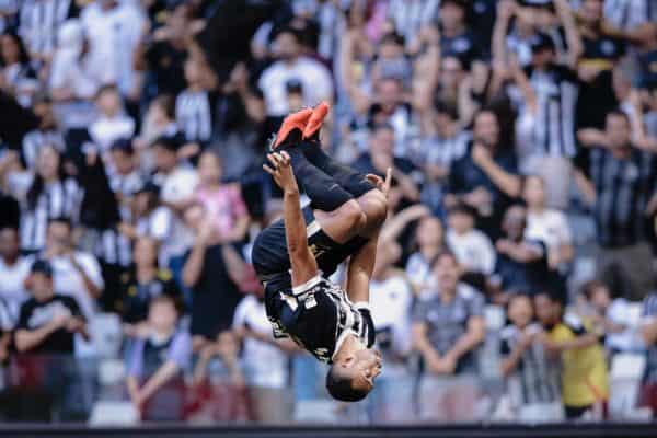 Atlético-MG derrota Grêmio por 3 a 0 com dois gols de Cuello e falha de Weverton