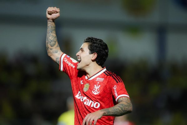 Flamengo goleia Mirassol por 5 x 1 e se aproxima do líder Palmeiras