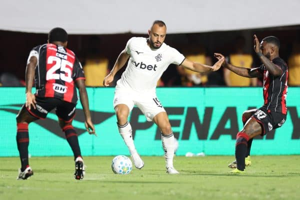 Vitória supera Botafogo com gol de pênalti de Matheuzinho e encerra sequência negativa