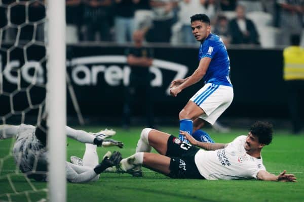 Cruzeiro derrota Corinthians fora de casa e se mantém no G-5 do Brasileirão