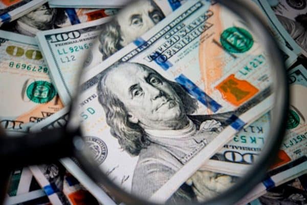 Dólar recua, Bolsa tem 10ª queda consecutiva e petróleo retoma US$ 90