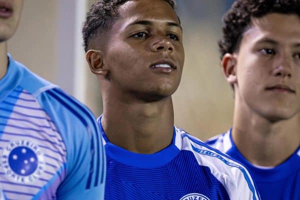 Jogador do Cruzeiro se desculpa após foto com camisa do Flamengo