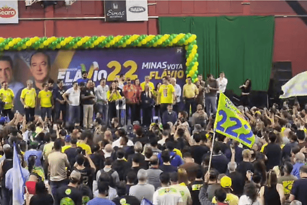 Flávio Bolsonaro comemora apoio de Cleitinho, mas reafirma candidatura de Roscoe em MG