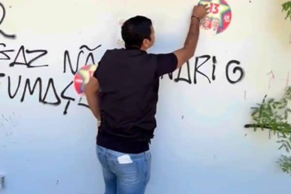 Deputado do PL causa tumulto na UFBA ao remover adesivos do PT