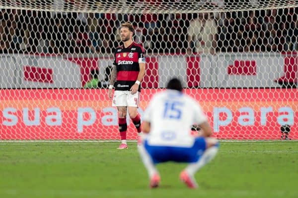 Léo Pereira critica gramado do Maracanã e diz que prejudica o Flamengo