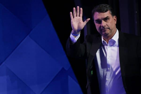Flávio Bolsonaro comparecerá à reunião da Fiesp em São Paulo na segunda-feira