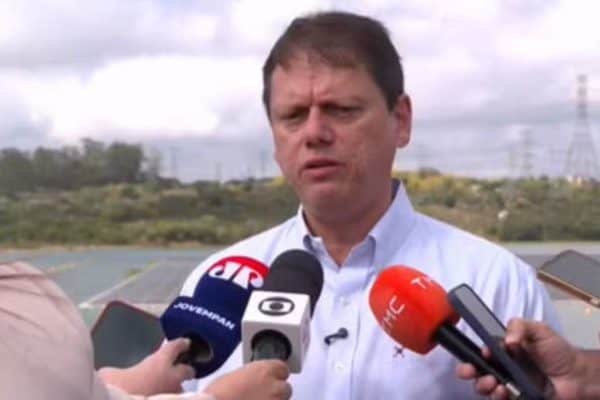 Tarcísio apoia Flávio e deseja presença em debate com Lula