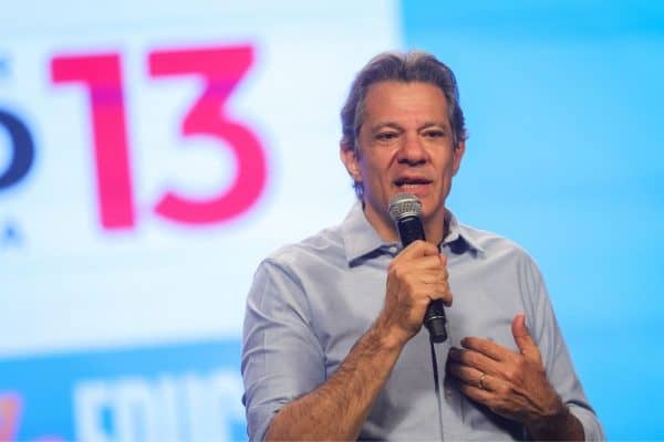 Fernando Haddad promete mudanças na educação e critica gestão atual em SP