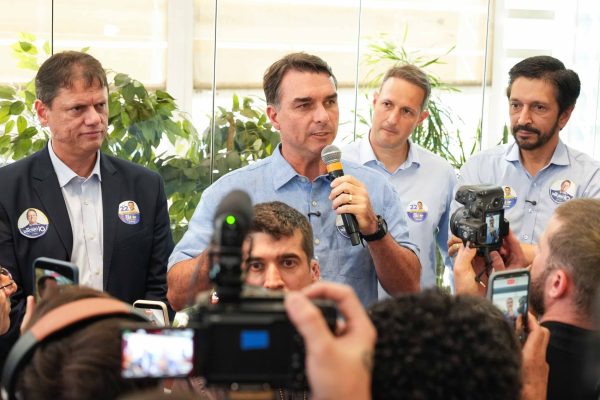 Flávio Bolsonaro defende sátira em vídeo sobre Lulinha e pede permanência online