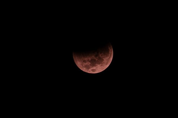 Eclipse Lunar Parcial: Horários para Ver a Lua de Sangue no Brasil