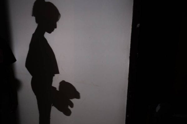 Criança de 3 anos é encontrada dormindo na rua após ser esquecida pela mãe em lanchonete