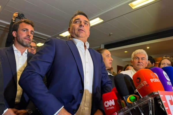 Flávio Bolsonaro nega ter solicitado mais engajamento de Tarcísio na campanha