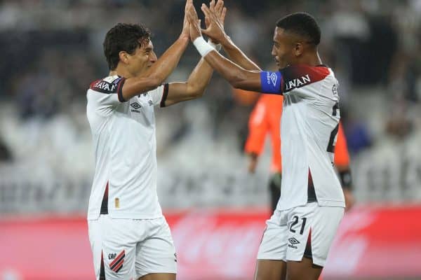 Athletico-PR supera Botafogo e se aproxima da vice-liderança do Brasileirão