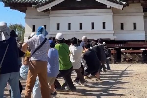 Japão mobiliza 1.800 pessoas para mover torre de castelo com cordas