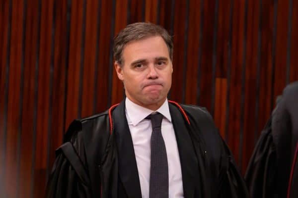 Lulinha é alvo constante no STF enquanto caso de Flávio Bolsonaro não avança