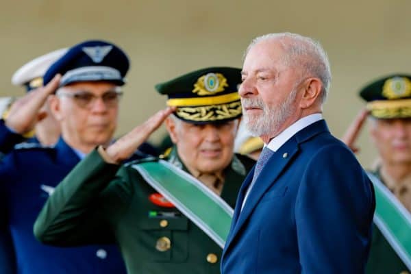 Lula solicita apoio de Mourão em projeto de minerais críticos no Dia do Soldado