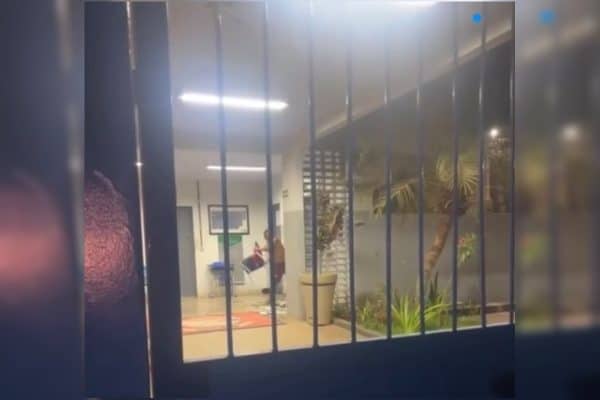Homem invade escola em Goiás e quebra vidraças com cadeira; suspeito é preso