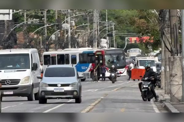 Operação da PM no Rio: 1 morto, 6 presos e 19 ônibus usados como barricada