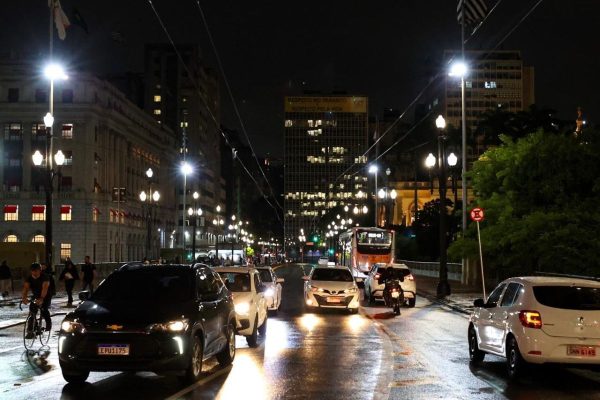 Justiça de SP dá prazo para gestão Nunes provar retomada da PPP de iluminação