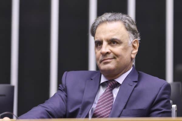 Aécio Neves é pressionado a disputar vaga no Senado em Minas após desistência de Heringer