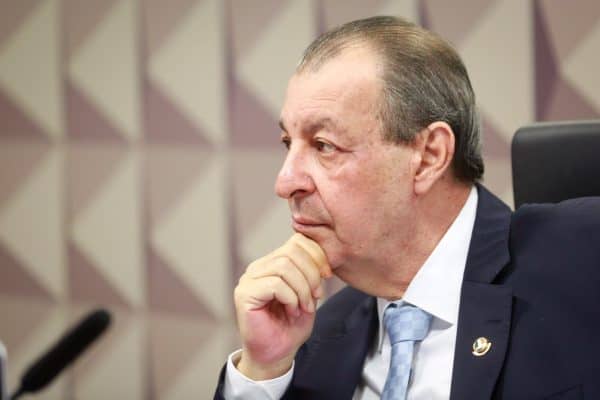 Omar Aziz manterá texto da Câmara para acelerar aprovação da 6×1 no Senado