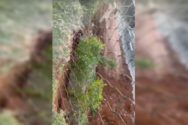 Obra de Mansão no Lago Sul Invade Área Pública e Danifica Terreno de Vizinho