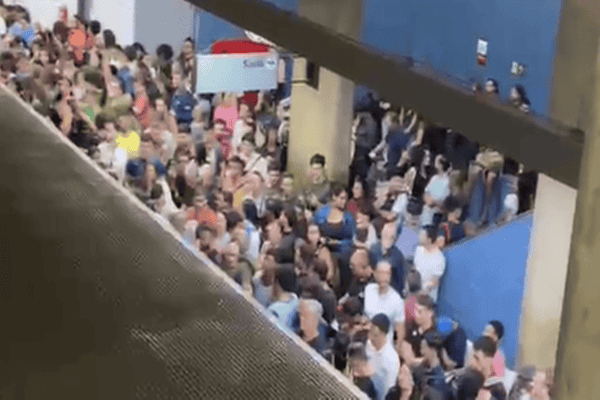 Estação Central do Metrô-DF fica lotada após falha em porta de trem