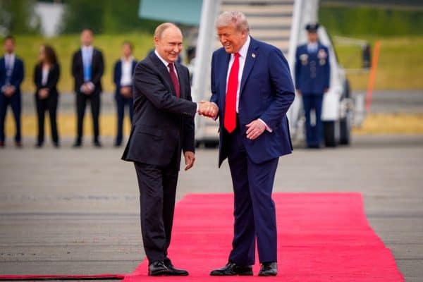 Trump afirma que Putin não atacará a Otan após reunião entre chefes da CIA e SVR