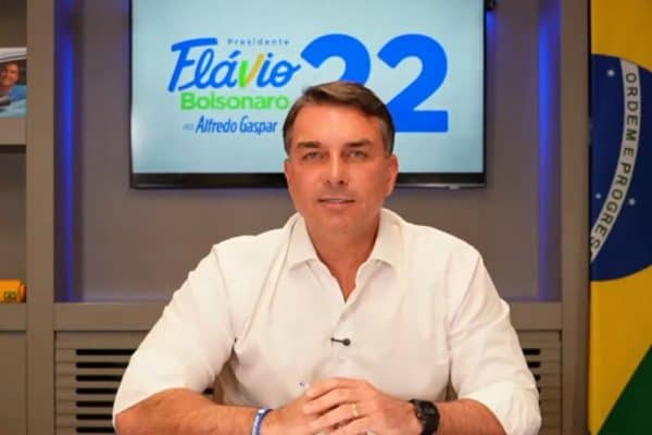 Flávio Bolsonaro critica Lulinha em live, mencionando investigações da PF