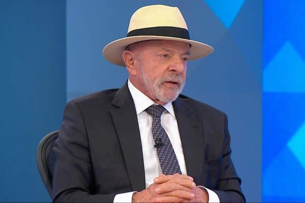 Lula defende Correios como estratégicos, mas aponta falta de adaptação