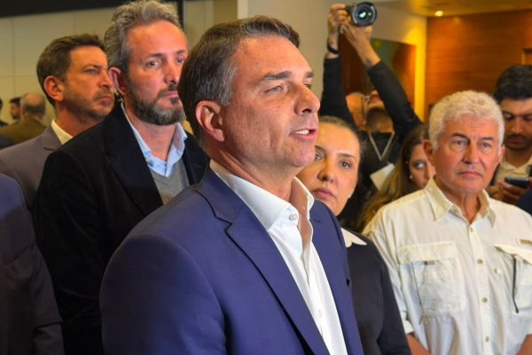 Flávio Bolsonaro evita confrontar STF em jantar com empresários e defende solução política