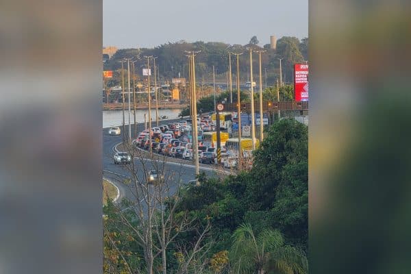 Interdição na Ponte JK causa congestionamento em Brasília após derramamento de óleo