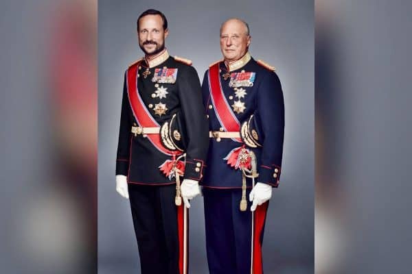 Haakon VIII assume trono da Noruega em meio a desafios após morte do pai