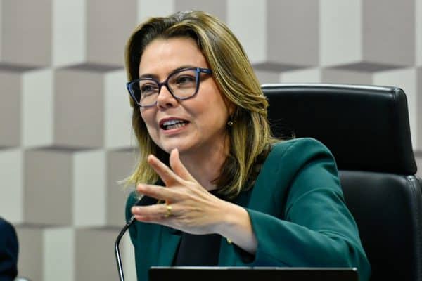 Lula e Alcolumbre asseguram liderança do governo em comissão sobre taxa das blusinhas