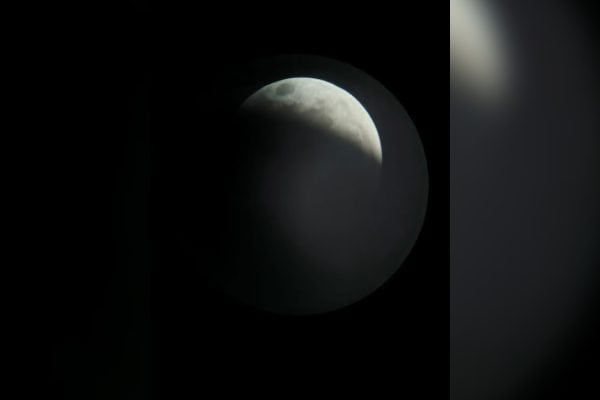 Eclipse em São Tomé das Letras: Lua de Sangue encanta, mas nuvens atrapalham