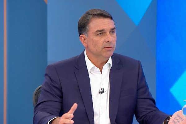 Flávio Bolsonaro defende patrocínio de Vorcaro para filme sobre Jair Bolsonaro