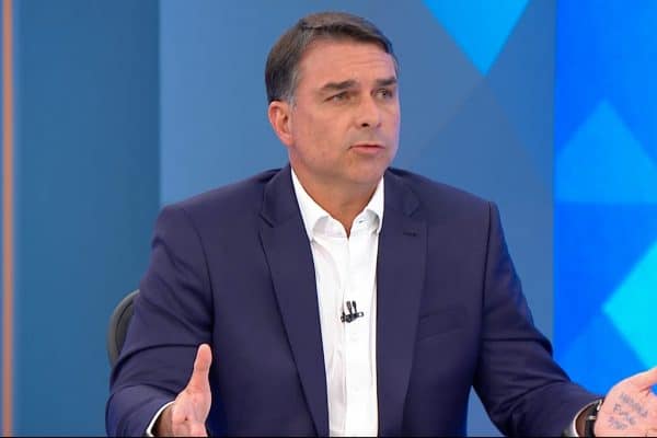Flávio Bolsonaro leva “cola” na mão durante sabatina no JN; veja o que estava escrito