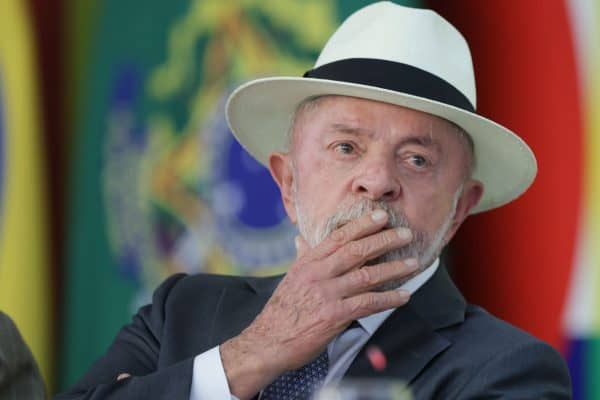 Fotos com Roberta Luchsinger causam desgaste a Lula e campanha busca minimizar danos