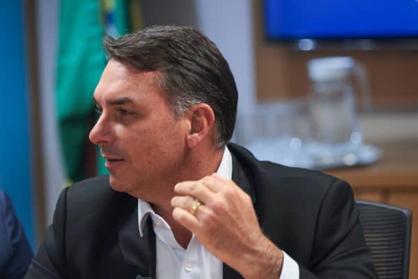 Flávio Bolsonaro promove “barqueata” para apoiar aliados no RJ