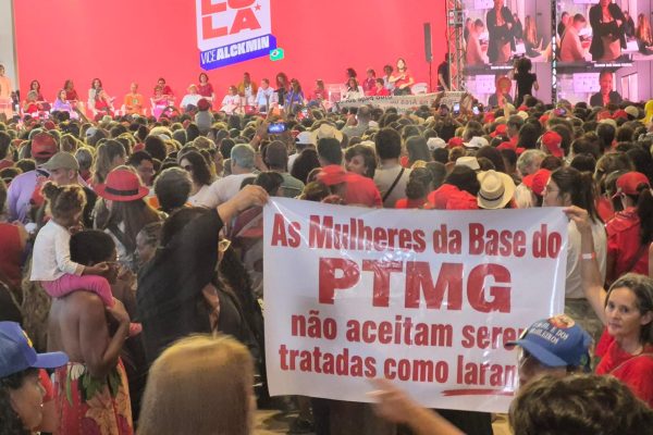 Protesto de petistas em BH cobra mais recursos para campanhas eleitorais