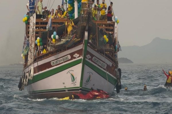 Jet ski dos Bombeiros colide com barco durante evento de Flávio Bolsonaro em Angra