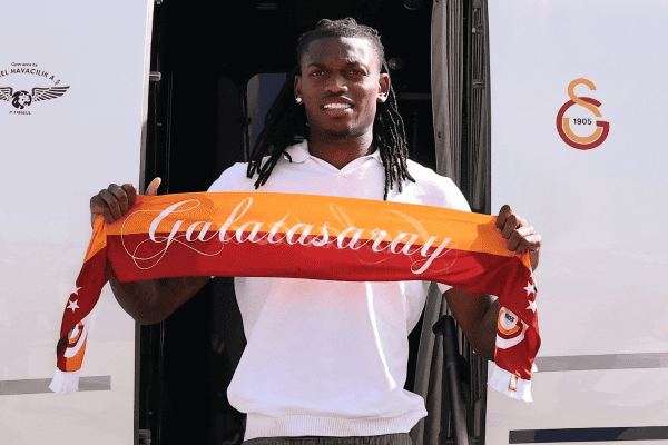 Rafael Leão chega à Turquia e avança em negociação com o Galatasaray