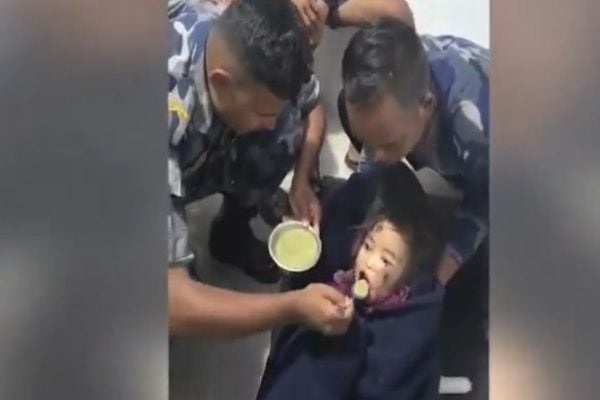 Menina de 6 anos é resgatada após 60 horas soterrada no Nepal