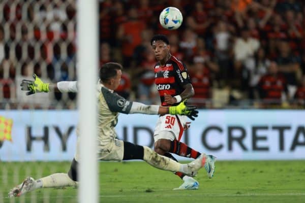 Gonzalo Plata se despede da torcida do Flamengo rumo ao Dínamo Moscou