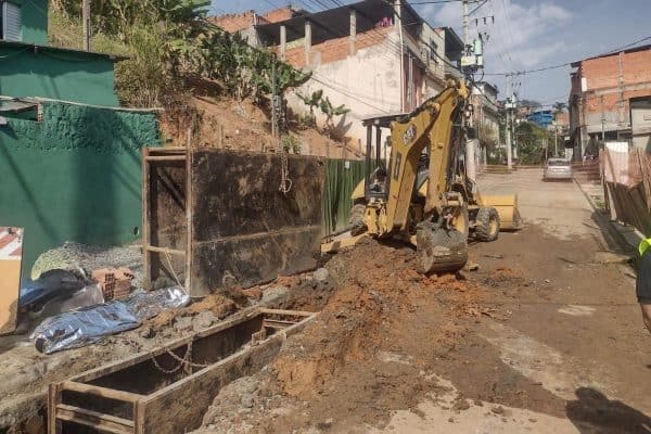 Trabalhador morre prensado por retroescavadeira em obra da Sabesp em Itaquaquecetuba
