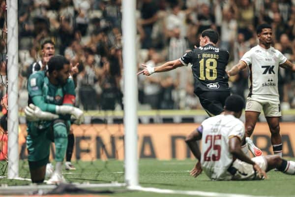 Atlético-MG vence Vitória e chega a 13 jogos invicto no Brasileirão