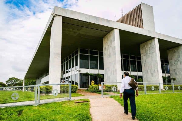 Agenda dos candidatos ao governo do DF inclui eventos e encontros neste domingo