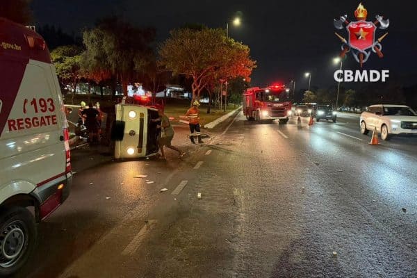 Kombi tomba no Eixão Sul após colisão e motorista é hospitalizado